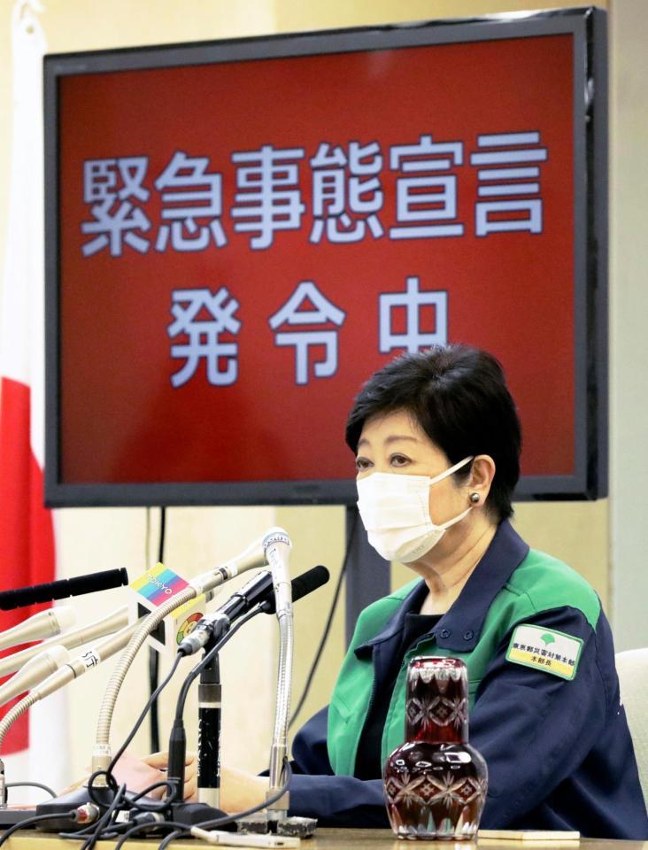 定例記者会見する東京都の小池百合子知事＝６日午後、都庁