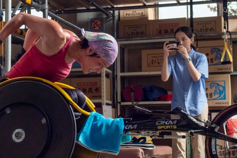 百音（清原果耶・右）は車いすマラソン選手の鮫島（菅原小春）と出会う