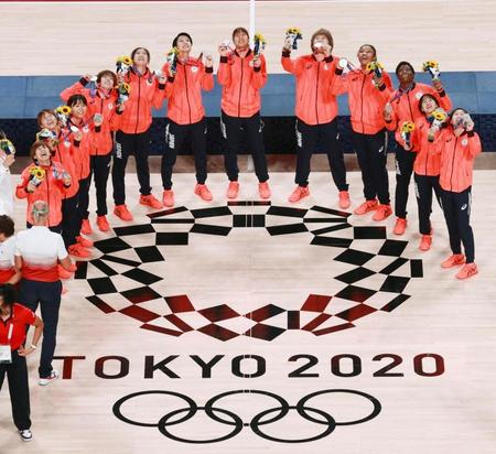 　銀メダルを手に笑顔で記念撮影する日本の選手たち＝さいたまスーパーアリーナ