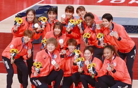 　銀メダルを手に笑顔で記念撮影する日本の選手たち＝さいたまスーパーアリーナ