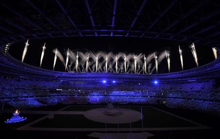 　閉会式冒頭に打ち上げられる花火（撮影・高部洋祐）