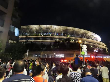 　東京五輪閉会式が行われる国立競技場に押し寄せた人たち＝東京・新宿