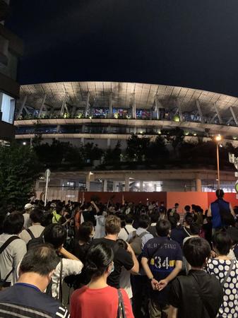 　東京五輪閉会式が行われる国立競技場に押し寄せた人たち＝東京・新宿