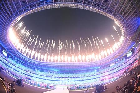 　花火が打ち上がる東京五輪閉会式（撮影・堀内翔）