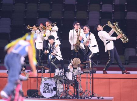 　閉会式に登場した東京スカパラダイスオーケストラ（撮影・堀内翔）