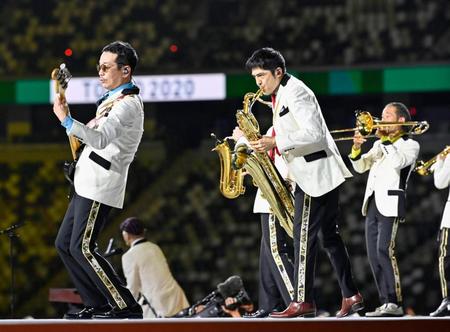 閉会式で演奏する東京スカパラダイスオーケストラ＝８日夜、国立競技場