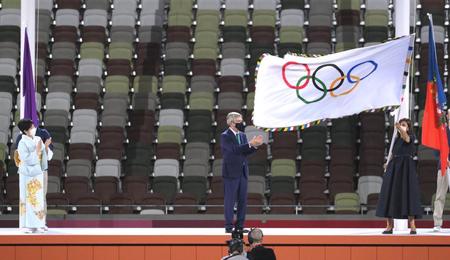 　五輪旗を渡す小池百合子知事、バッハ会長、パリ市長（撮影・堀内翔）