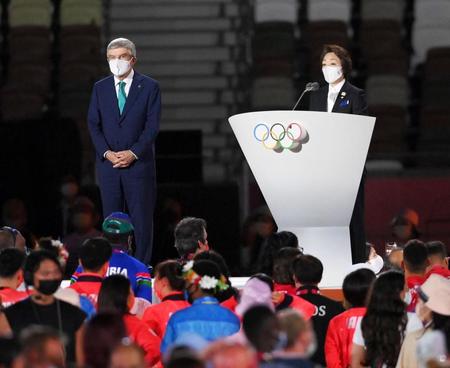 東京五輪閉会式であいさつをする橋本聖子会長。左はバッハ会長（撮影・堀内翔）
