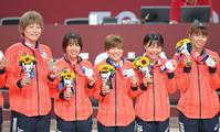 　銀メダルを手に笑顔を見せる高田真希（左端）、町田瑠唯（中央）ら（撮影・高部洋祐）