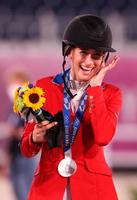 表彰台で、馬術障害飛越団体の銀メダルを祝う米国チームのジェシカ・スプリングスティーン＝７日、馬事公苑（ゲッティ＝共同）