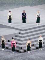 閉会式で国歌斉唱する宝塚歌劇団の劇団員ら＝８日夜、国立競技場