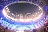 　花火が打ち上がる東京五輪閉会式（撮影・堀内翔）