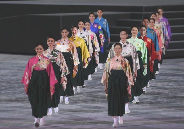 タカラジェンヌの国歌斉唱にネット感動 鳥肌 さすが宝塚 袴姿が美しかった 出演生徒 芸能 デイリースポーツ Online
