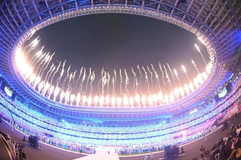 　花火が打ち上がる東京五輪閉会式（撮影・堀内翔）