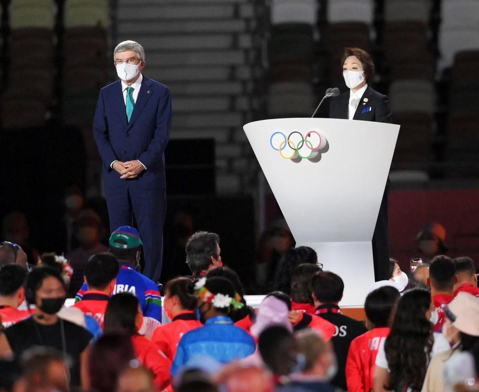 東京五輪閉会式であいさつをする橋本聖子会長。左はバッハ会長（撮影・堀内翔）