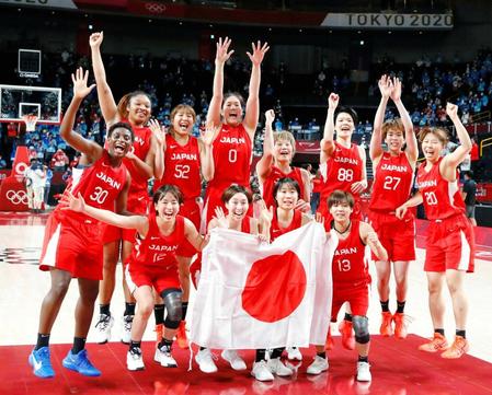 　銀メダルを獲得し喜びを爆発させる日本の選手たち