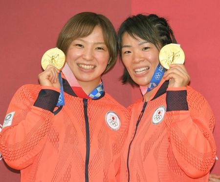 　金メダルを手に笑顔を見せる川井友香子選手（左）と梨紗子選手＝５日