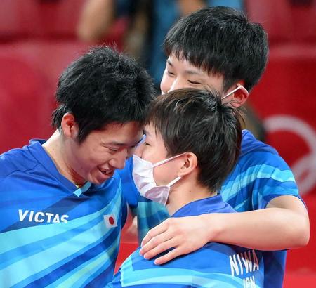 　卓球男子団体で銅メダルを獲得して喜ぶ（左から）水谷隼、丹羽孝希。奥は張本智和＝６日