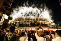 　　東京五輪の閉会式が行われている国立競技場から打ち上げられた花火。大勢の人が外から見守った