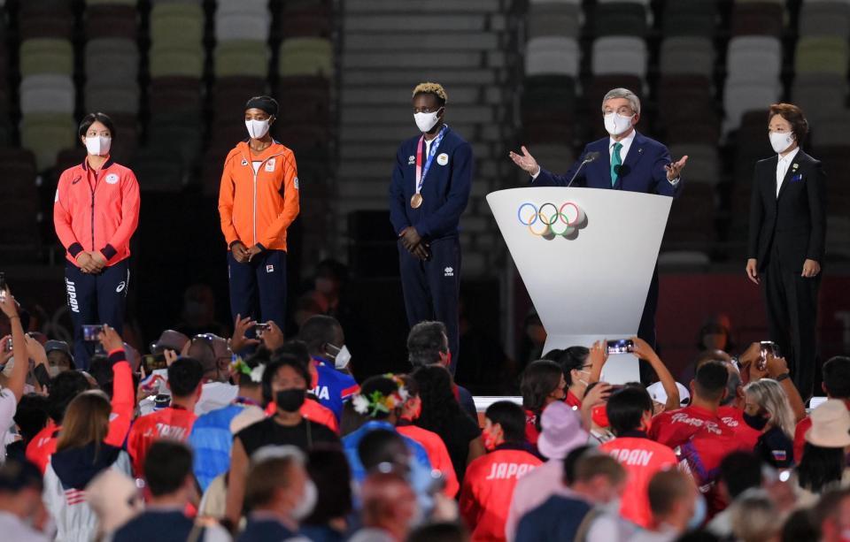 　８日、東京五輪閉会式であいさつをするバッハ会長。左端は阿部詩、右端は橋本聖子会長（撮影・堀内翔）