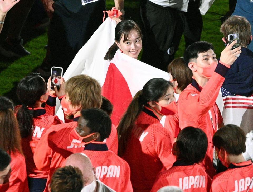 　閉会式で日の丸を肩に掛け、記念撮影する卓球の石川佳純（上）＝８日夜、国立競技場