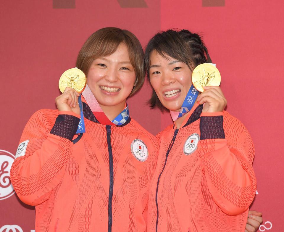 　金メダルを手に笑顔を見せる川井友香子（左）と梨紗子＝５日