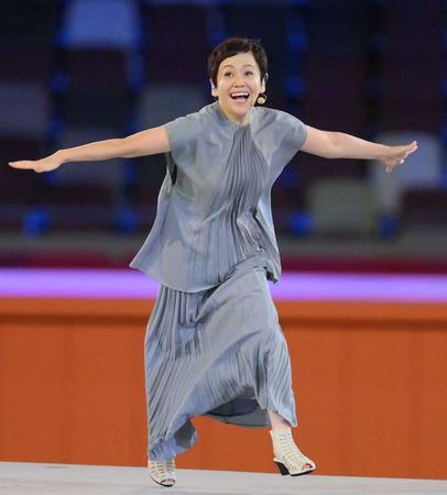 　閉会式に登場した大竹しのぶ＝８日