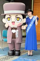 「青天を衝け」のイメージカラーである青のドレスで一日館長を務めた水森かおり＝東京・王子