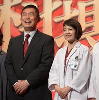 完成報告会に登場し笑顔の沢口靖子（右）と内藤剛志＝丸の内ＴＯＥＩ（撮影・三好信也）
