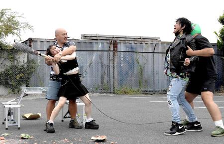 乃蒼ヒカリ（左から２人目）と一緒に大仁田厚（右から２人目）を電流爆破バットで攻撃するクロちゃん＝千葉県・浦安マリーナ（撮影・金田祐二）