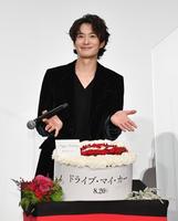 　サプライズのフラワーケーキに笑顔を見せる岡田将生＝東京・ＴＯＨＯシネマズ六本木ヒルズ（撮影・西岡正）