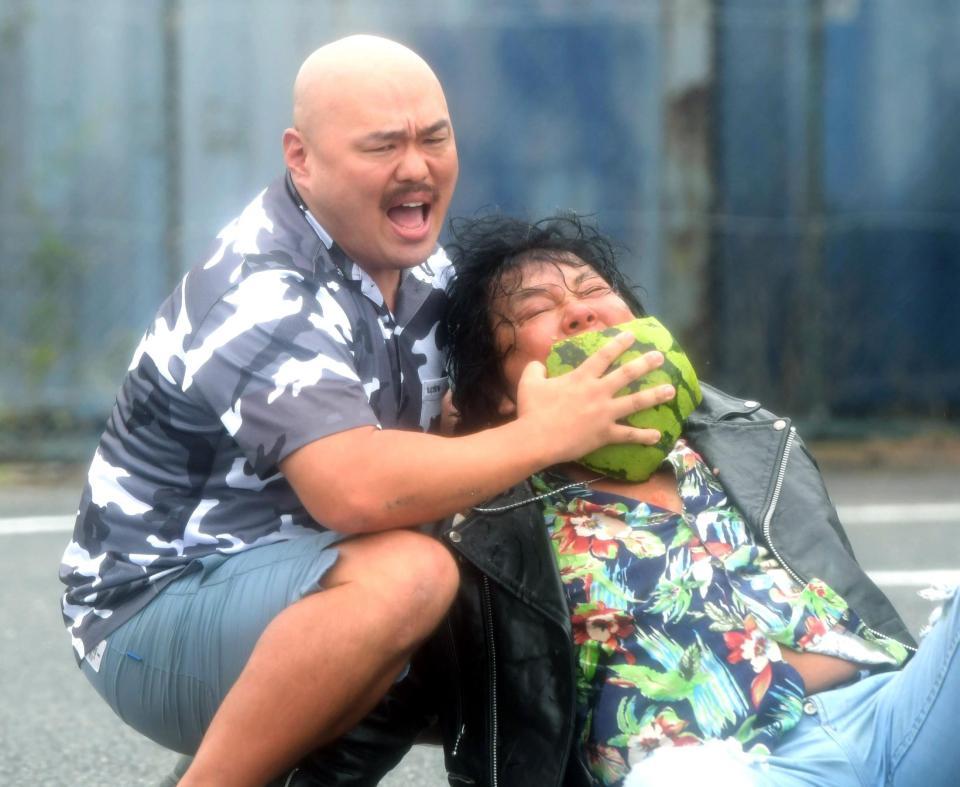 大仁田厚をスイカで攻撃するクロちゃん＝千葉県・浦安マリーナ（撮影・金田祐二）