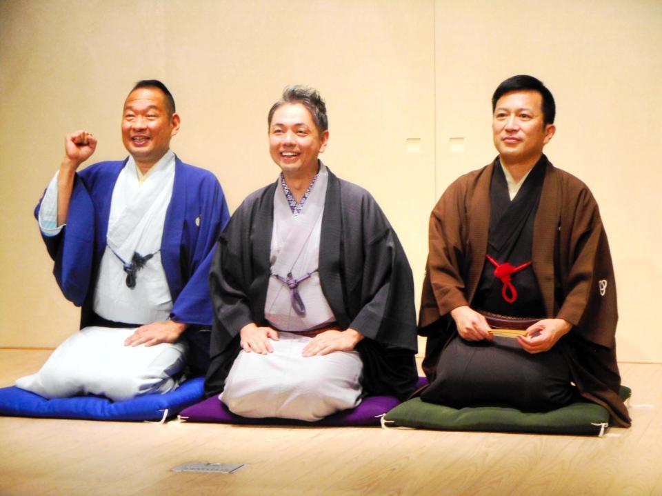 １９９４年入門の３人による「くしかつの会」をＰＲした（左から）桂かい枝、桂春蝶、桂吉弥＝神戸新開地・喜楽館