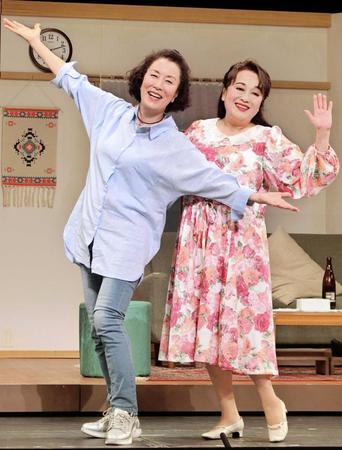 　笑顔でポーズを取る渡辺えり（右）と高畑淳子