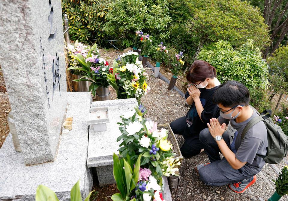 　「御巣鷹の尾根」にある「昇魂之碑」に手を合わせる人たち＝群馬県上野村