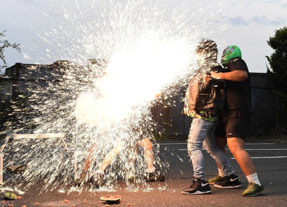 　クロちゃんの電流爆破バット攻撃を食らう大仁田厚（右から２人目）＝千葉県・浦安マリーナ（撮影・金田祐二）