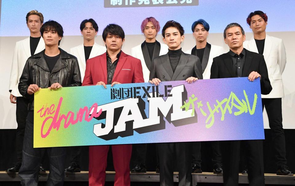 　制作発表会見に出席した（前列左から）鈴木伸之、青柳翔、町田啓太、ＳＡＢＵ監督（後列左から）秋山真太郎、小澤雄太、佐藤寛太、小野塚勇人、八木将康＝東京・スペースＦＳ汐留（撮影・西岡正）