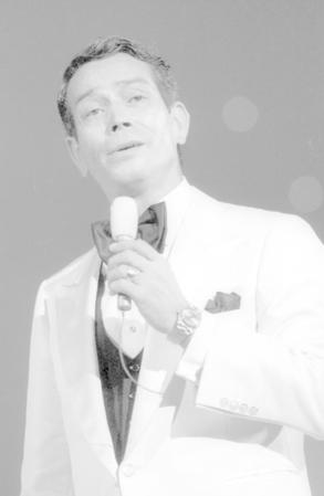　ステージで歌うジェリー藤尾さん＝１９８４年６月、東京・中野サンプラザ