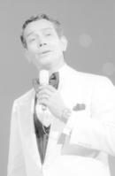 　ステージで歌うジェリー藤尾さん＝１９８４年６月、東京・中野サンプラザ