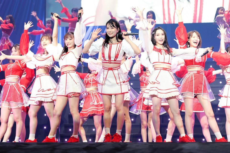 　大阪城ホールでのコンサートでパフォーマンスする白間美瑠（中央）らＮＭＢ４８メンバー（Ｃ）ＮＭＢ４８