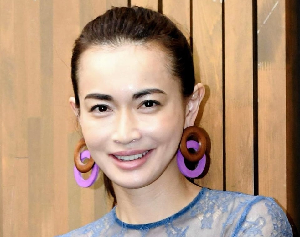 長谷川京子 体のラインくっきりニットで髪かきあげ写真 妖艶すぎて なんとセクシーな 芸能 デイリースポーツ Online