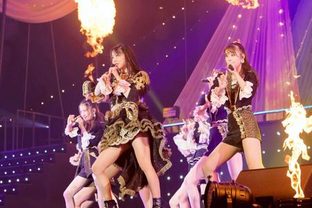 　卒業コンサートを行ったＮＭＢ４８・白間美瑠（左）＝大阪城ホール（Ｃ）ＮＭＢ４８