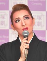 　会見で思い出を振り返る珠城りょう＝東京宝塚劇場（撮影・出月俊成）