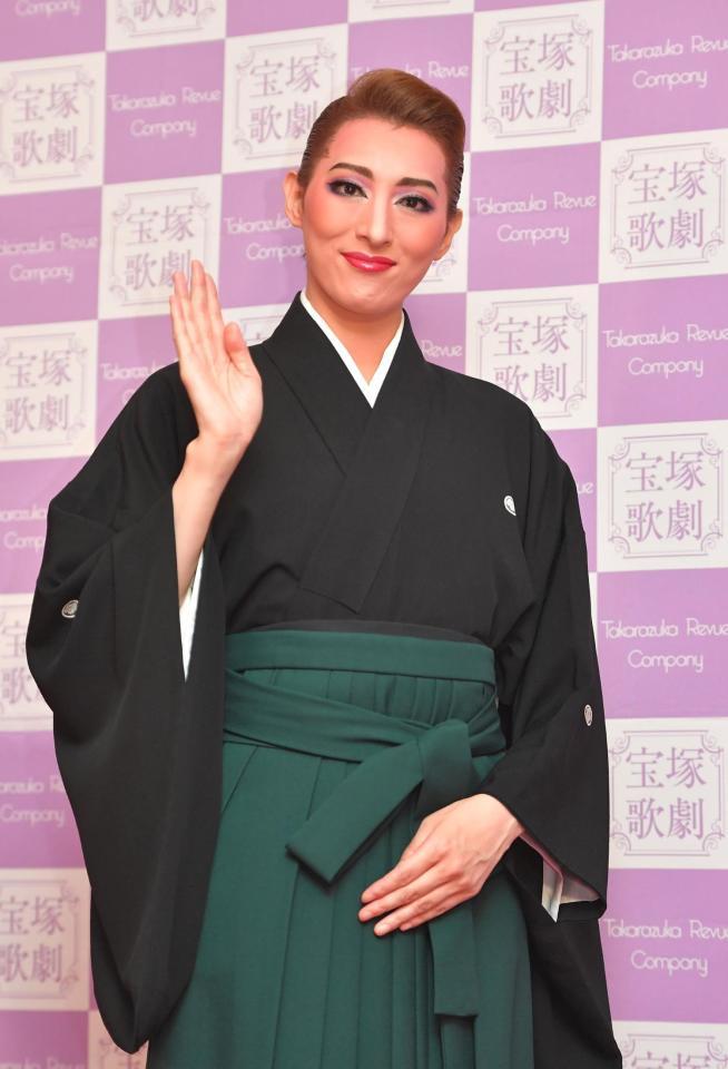 　終演後に退団会見に臨んだ珠城りょう＝東京宝塚劇場（撮影・出月俊成）