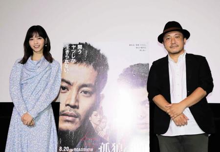 　映画「孤狼の血　ＬＥＶＥＬ２」の舞台あいさつに登壇した（左から）西野七瀬、白石和彌監督＝大阪市内