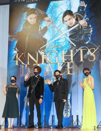 　（左から）上白石萌音、井上芳雄、堂本光一、音月桂＝東京會舘（撮影・堀内翔）