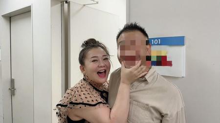 楽屋の前でアツアツぶりを見せる華原朋美と夫の40代男性