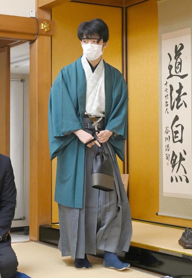 対局場に入る藤井聡太王位＝大阪市の関西将棋会館（代表撮影）