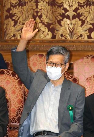 参院内閣委の閉会中審査で、答弁のため挙手する新型コロナウイルス感染症対策分科会の尾身茂会長＝19日午前