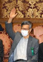 参院内閣委の閉会中審査で、答弁のため挙手する新型コロナウイルス感染症対策分科会の尾身茂会長＝19日午前
